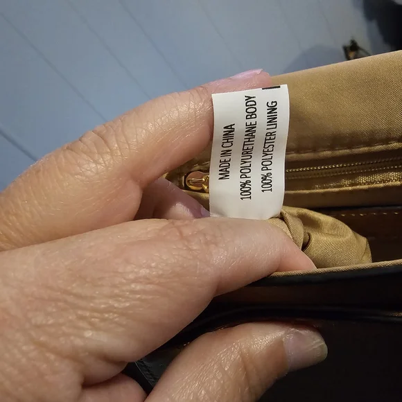 Elegant Tan Leather Crossbody Bag - Picture 9 of 9